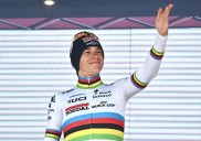 Evenepoel barre y dobla a Pogacar para revalidar el oro en...