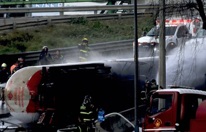 Fiscalía de CDMX descarta bache como causa de accidente de pipa