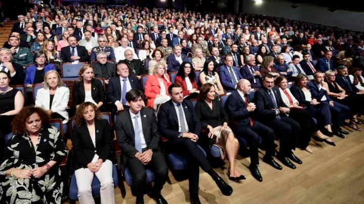 Una tarde para la unidad: los asistentes a la entrega de medallas aparcan las tensiones políticas