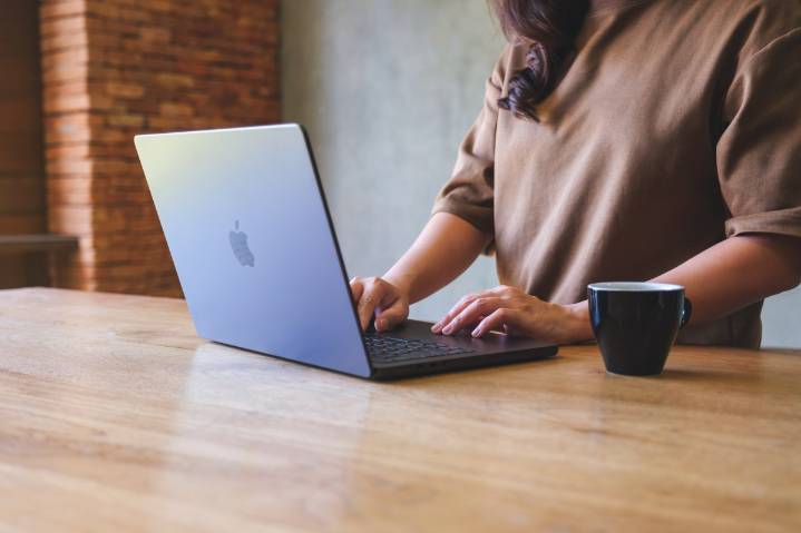 Apple prepara una MacBook Pro con pantalla OLED táctil