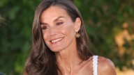 La reina Letizia llega a Egipto con el traje entallado altamente favorecedor para llevar a la oficina