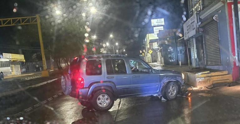 Estampa ebrio su camioneta sobre banqueta en el Zaragoza