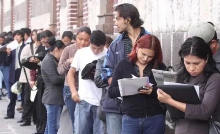 Hay más de 1,7 millones de personas desempleadas en el país: la actividad se contrae y crece el empleo no registrado