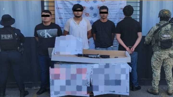 Detienen a Cuatro Personas con Arma Larga y Presuntas Cartulinas Amenazantes en Tijuana