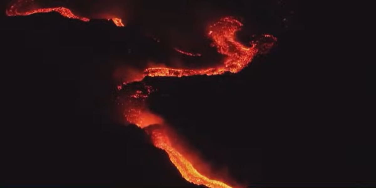 Impresionantes coladas de lava. Italia: alerta por la actividad “impredecible” del volcán Etna que volvió a entrar en erupción
