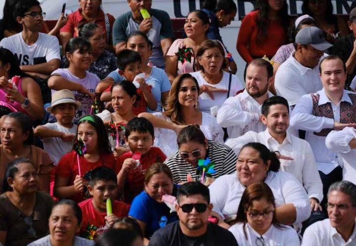 Mara Lezama encabeza desfile cívico-militar por Independencia en Chetumal