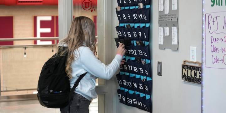 Las escuelas deberían desterrar los teléfonos inteligentes de las aulas
