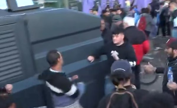 Militantes libertarios y kirchneristas se enfrentaron cerca del club donde Milei cerrará la campaña