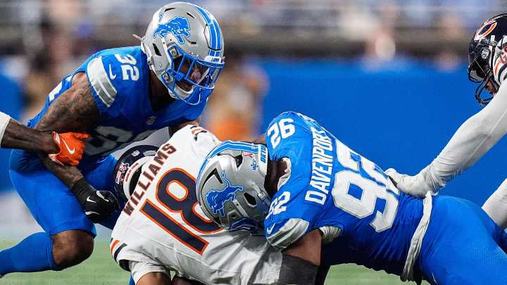 Lions DE Marcus Davenport leaves Bears game with shoulder injury