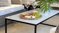 Adiós a la mesa ratona tradicional: la tendencia que llega para renovar el hogar