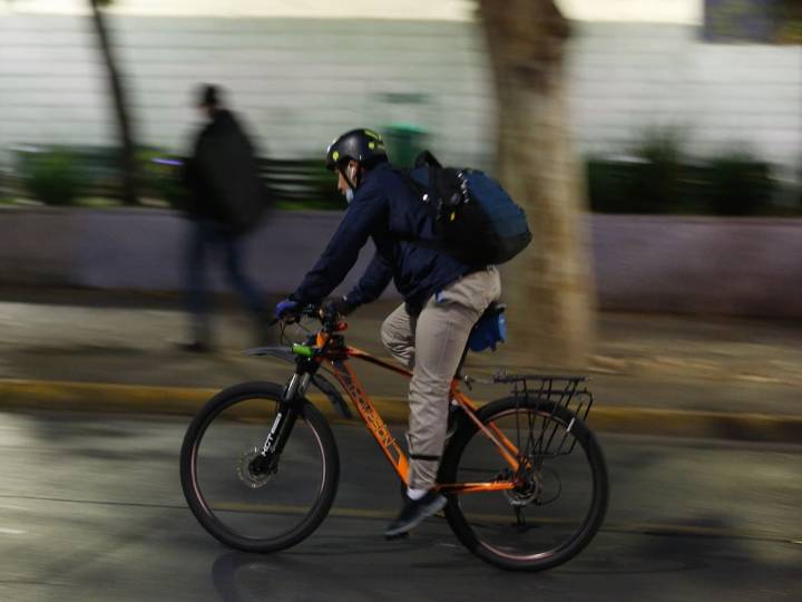 Estas son las multas económicas que arriesgan quienes andan en bicicleta por la vereda en Chile