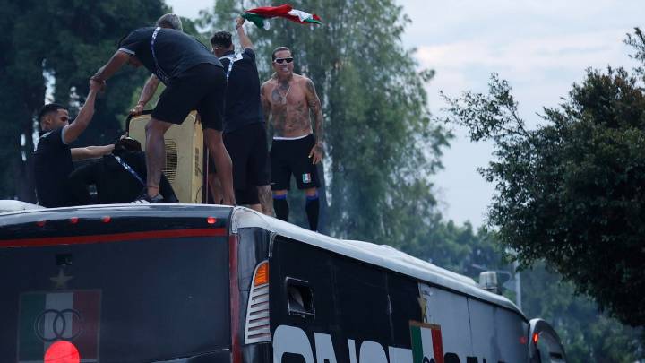 "Hemos estado más serios y nos lo hemos llevado": DT de Independiente del Valle cuestionó celebración anticipada de Once Caldas en Copa Sudamericana con jugadores encima del bus
