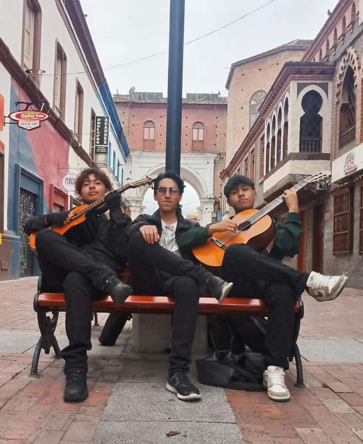 Trío Sol de Luna”: Magia Sonora entre el Bolero y la Música AndinaDesde el corazón de la región andina, el Trío Sol de Luna ha emergido como una propuesta fresca y sensible que revive dos géneros fund