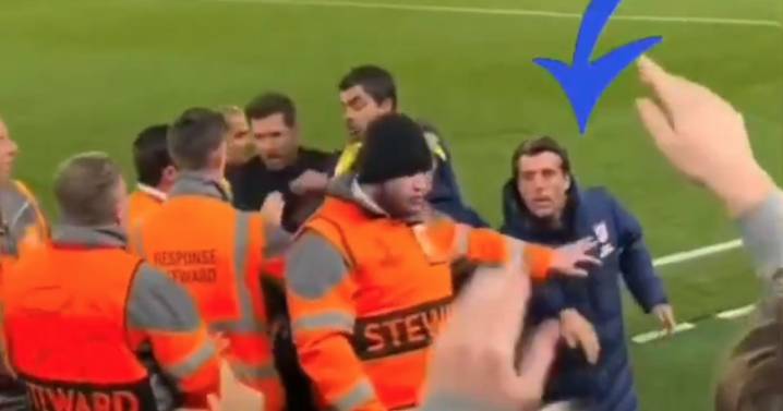 Un miembro del staff del Atlético escupió a los aficionados del Liverpool en el altercado con Simeone