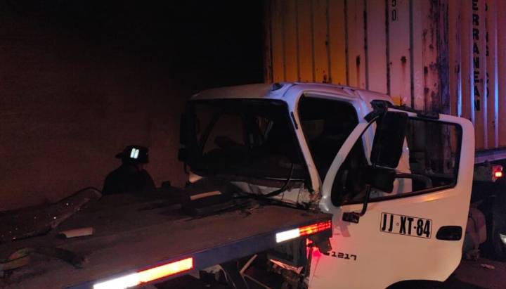 Una persona resultó lesionada por colisión entre dos camiones en túnel del Camino La Pólvora en Valparaíso