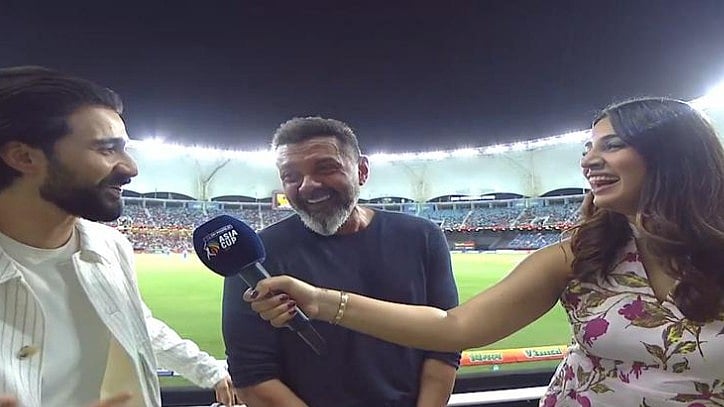 'Aakhi Duniya Ek Taraf…': Sanjana Ganesan's Sweet Line For Jasprit Bumrah Goes Viral During Interview With Raghav Juyal & Bobby Deol At IND Vs BAN Asia Cup 2025 Match; Video 