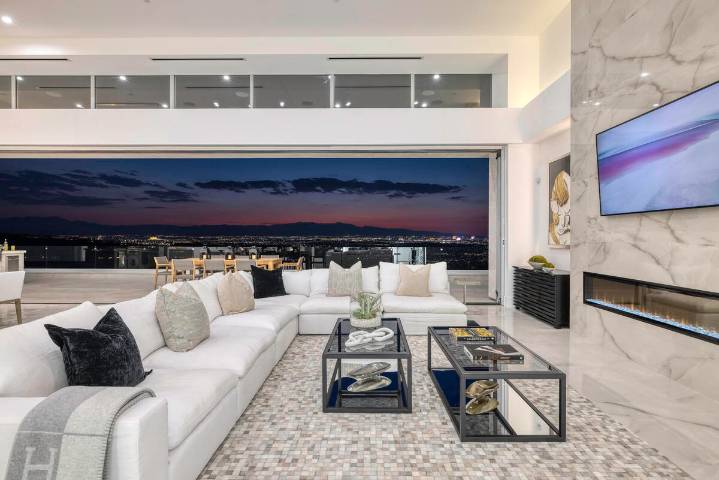 MacDonald Highlands mansion features 3 pools