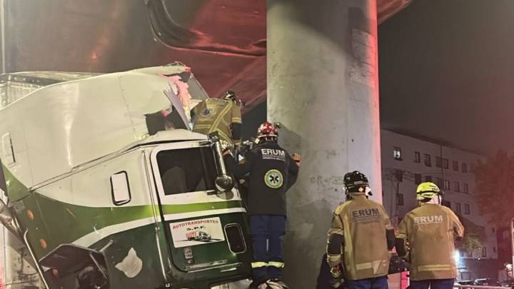 Tráiler choca contra pilar de la Línea B del Metro; reportan un muerto