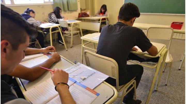 Según un informe nacional, solo el 10% de los estudiantes santafesinos termina la secundaria en tiempo y forma