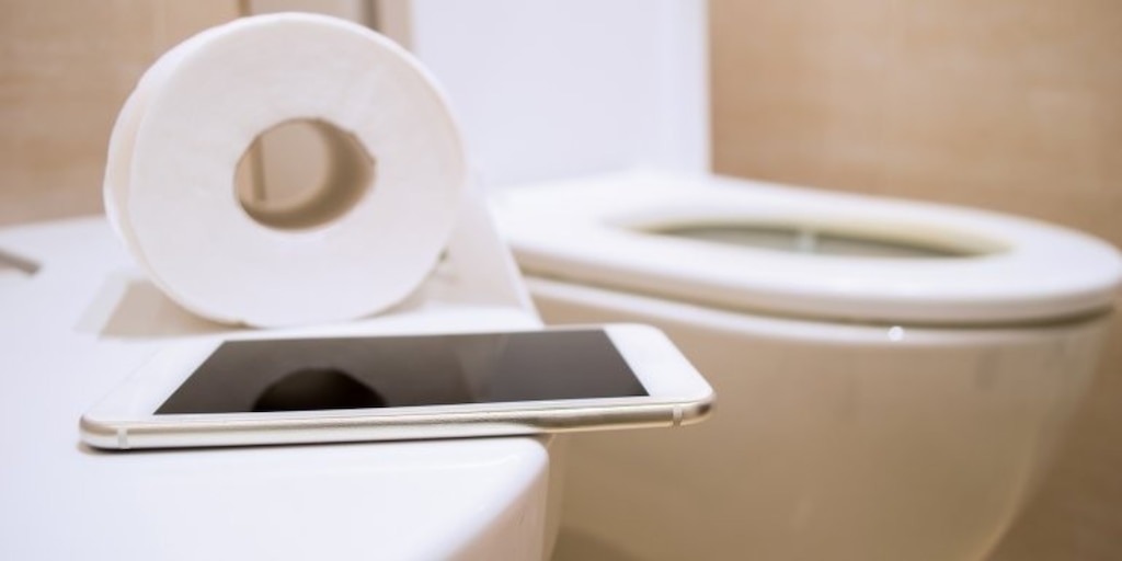 El uso de teléfonos inteligentes en el baño eleva el riesgo de hemorroides en casi un 50%, según un estudio