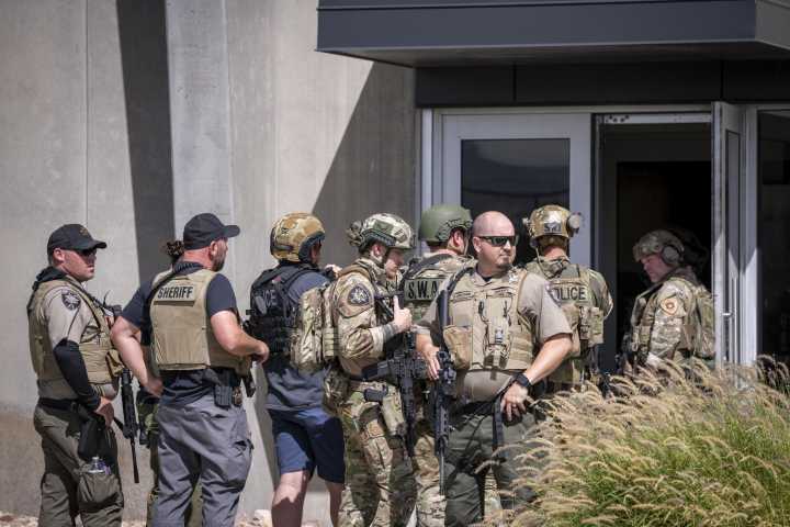 El FBI publica 2 fotos del sospechoso de asesinar de Charlie Kirk, al que intenta capturar