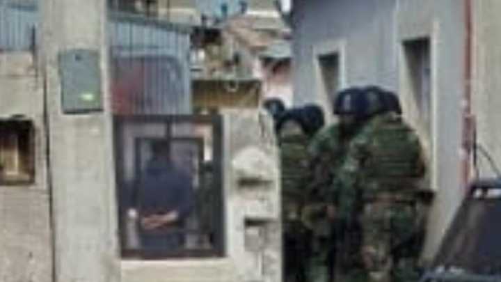 Se negaba a entregar a sus hijos y los retuvo tres horas con amenazas