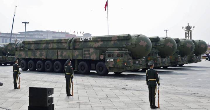China hace una exhibición armamentística en un desfile masivo frente a Putin y Kim Jong Uno