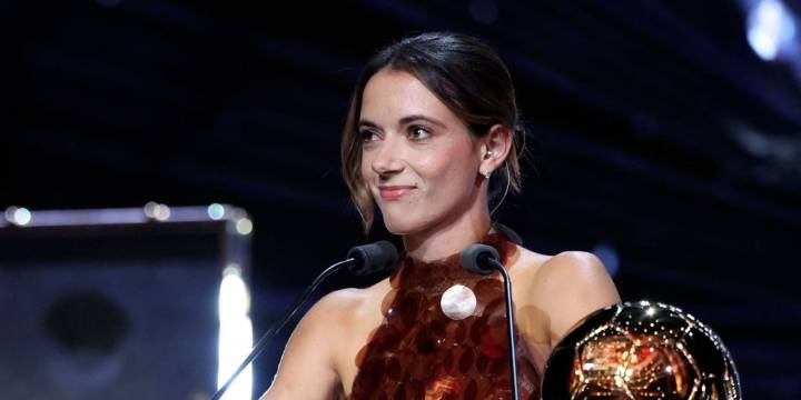 El vestido de lentejuelas de Aitana Bonmatí para recoger su tercer Balón de Oro
