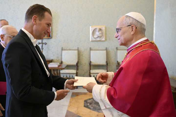New U.S. ambassador to the Vatican presents credentials to pope