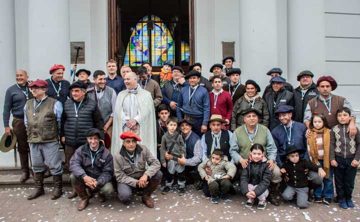 Maximiliano Wesner y el padre Sebastián Briscioli despidieron a los Gauchos Peregrinos de San José