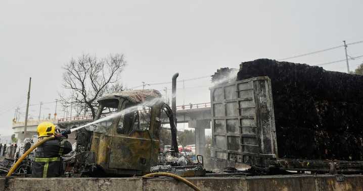 4 muertos y 90 heridos tras explotar un camión de gas en México