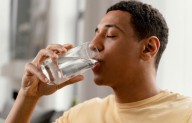 Cinco razones para beber agua caliente por las mañanas según los expertos