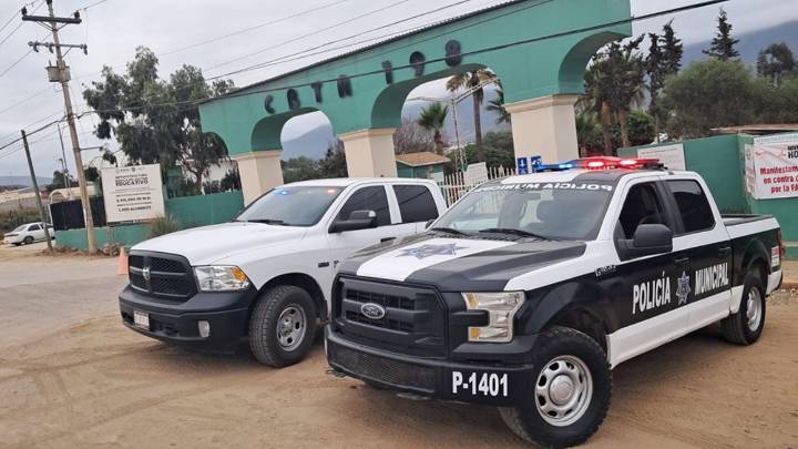 Resguardaron agentes prepa en Maneadero por amenazas a alumno