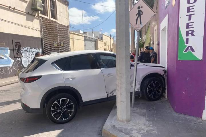 Choque en Pedro Moreno deja cuantiosos daños, sin lesionados
