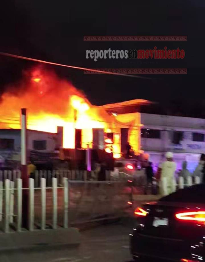 BOMBEROS SOFOCARON EL INCENDIO DE UN LOCAL DE LÁMINAS EN CHIMALHUACÁN