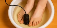 Baños desintoxicantes de pies, promesas virales y la advertencia de la ciencia