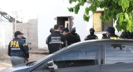 Rescatan a una joven y detienen a tres personas