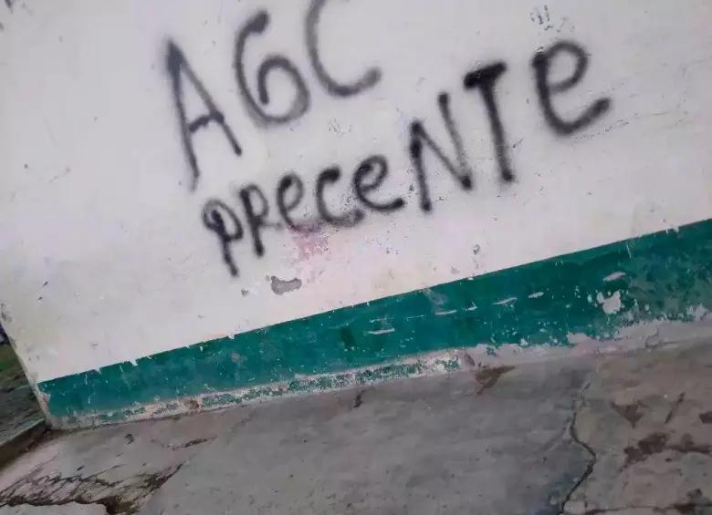 Capturan a seis personas mientras pintaban grafitis sobre el Clan del Golfo en Bogotá: tres son menores de edad