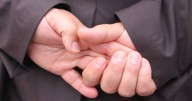 Qué significa caminar con las manos atrás de la espalda, según la psicología
