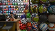 Los aranceles de EE. UU. están frenando la producción china de artículos para el Mundial 2026