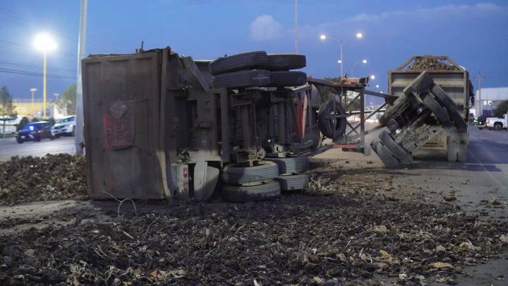 Tren arrolla tractocamión que intentó ganarle el paso en Saltillo