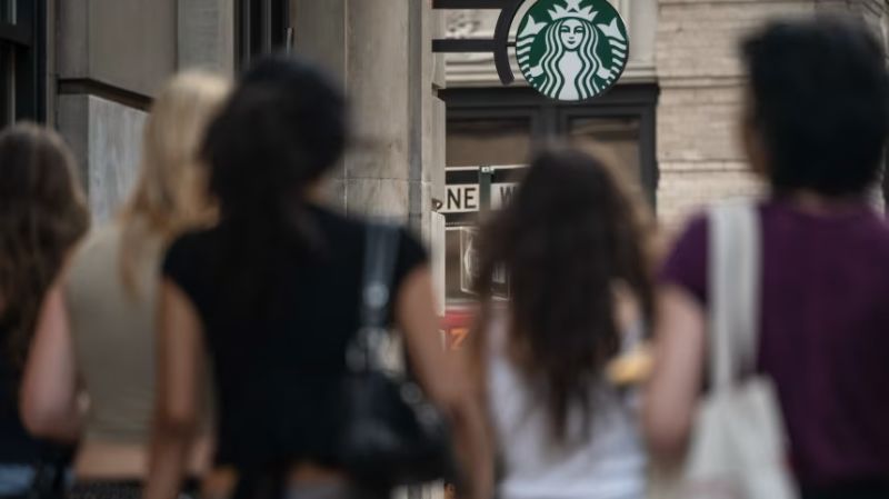 ¿Por qué Starbucks está cerrando cientos de tiendas?