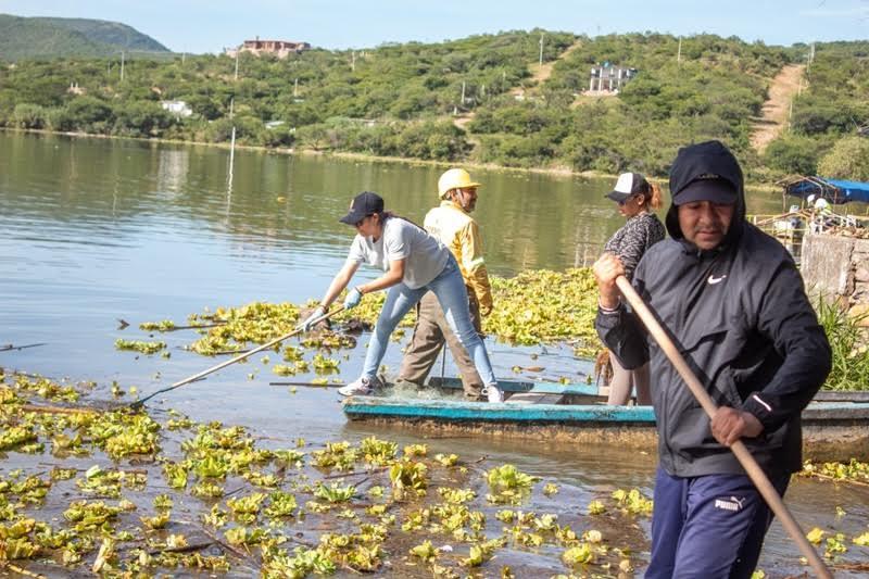 Limpian presa Yosocuta; extraen 220 toneladas de material y residuos