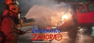 Se incendia camioneta frente a la Central Camionera