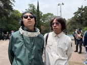 Fans se caracterizan de los hermanos Gallagher y sus canciones; así se vivió la inauguración de la “Oasis Week” en CDMX