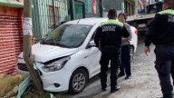 Automovilista resulta herida tras olvidar poner freno de mano y chocar contra poste