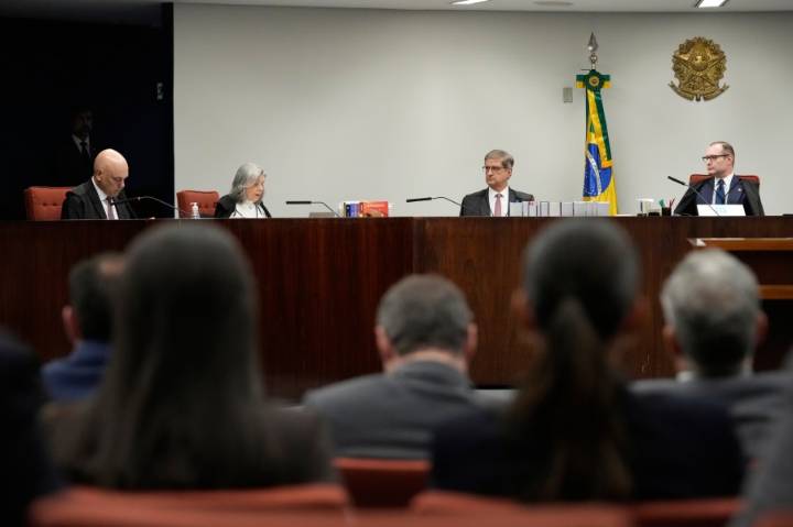 Brazilian Supreme Court panel sentences Bolsonaro to more than 27 years in prison for coup attempt