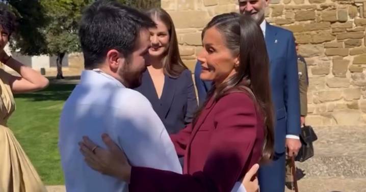 El cariñoso gesto de la Reina Letizia con un joven periodista en Navarra tras improvisarles una canción