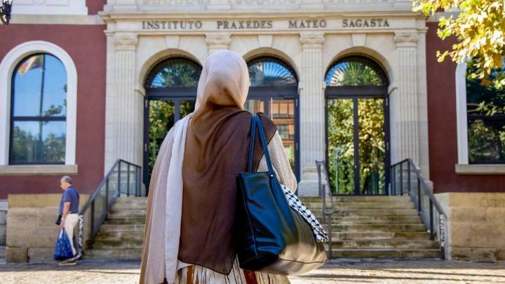 Polémica en España: prohibieron estudiar a una joven por usar hiyab