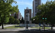 Apuñalaron a dos personas en la plaza Rivadavia: hay dos detenidos